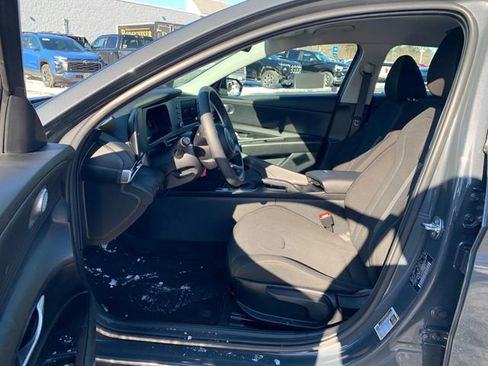 Used 2024 Hyundai Elantra SE image 29