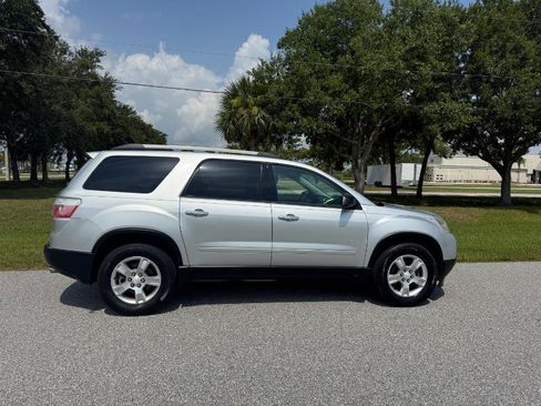 Used 2011 GMC Acadia SL w/ Preferred Package FWD image 2