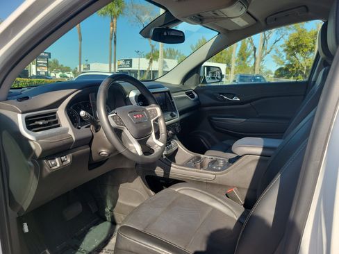 Used 2023 GMC Acadia SLT w/ Preferred Package image 16