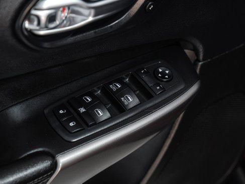 Used 2019 Jeep Cherokee Limited image 36