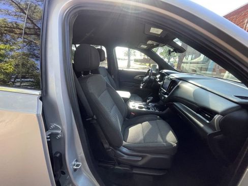 Used 2022 Chevrolet Traverse LT FWD image 6