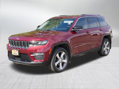 Used 2022 Jeep Grand Cherokee Limited w/ Luxury Tech Group II AWD/4WD image 3