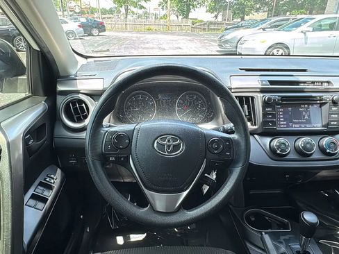 Used 2017 Toyota RAV4 LE FWD image 10
