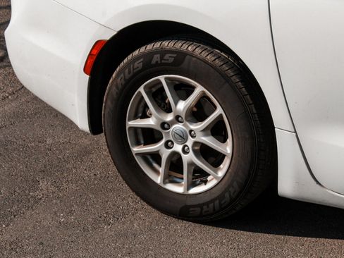 Used 2023 Chrysler Pacifica Touring-L FWD image 4