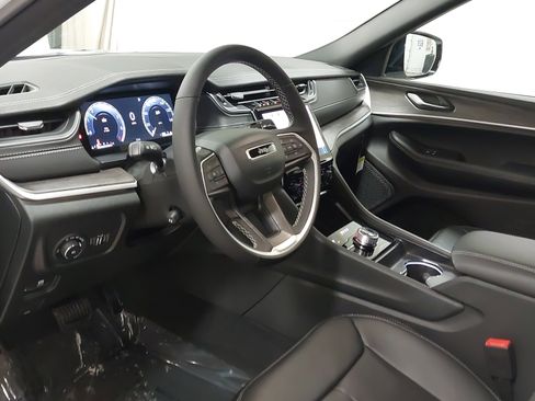 New 2025 Jeep Grand Cherokee L Limited image 17