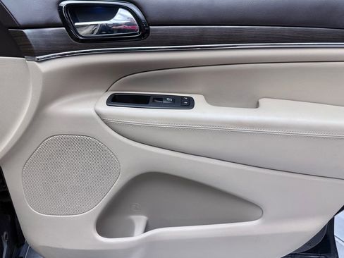 Used 2020 Jeep Grand Cherokee Overland image 16