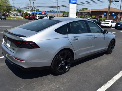 Used 2025 Honda Accord Sport image 3