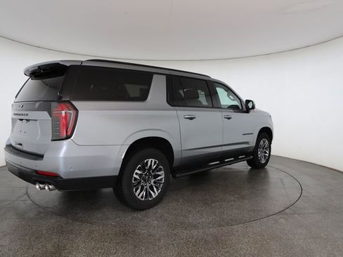 Used 2025 Chevrolet Suburban Z71 image 19