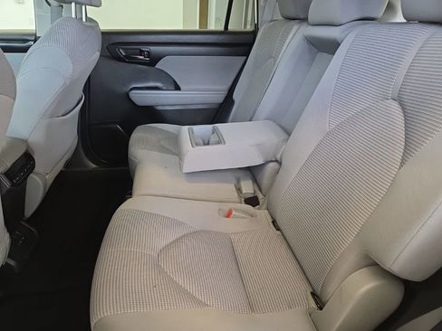 Used 2022 Toyota Highlander LE image 14