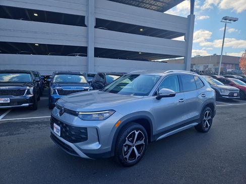 New 2025 Volkswagen Tiguan SE image 8