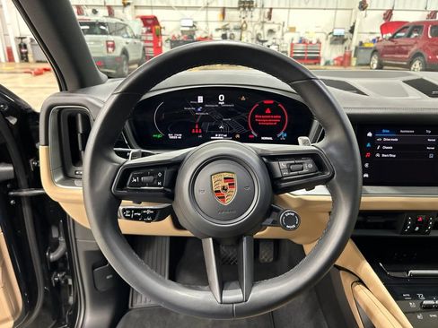 Used 2024 Porsche Cayenne AWD/4WD image 16