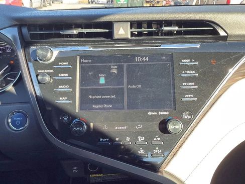 Used 2019 Toyota Camry XLE image 18