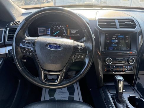 Used 2017 Ford Explorer XLT w/ Equipment Group 202A AWD/4WD image 13