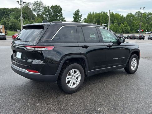 Used 2022 Jeep Grand Cherokee Laredo w/ Luxury Tech Group I AWD/4WD image 3
