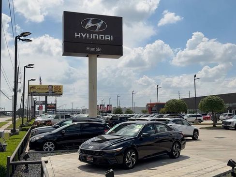 Certified 2025 Hyundai Elantra SEL image 41