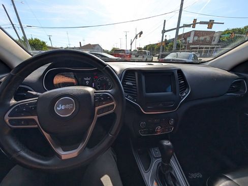 Used 2019 Jeep Cherokee Latitude Plus w/ Comfort/Convenience Group FWD image 21