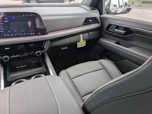 New 2025 Chevrolet Suburban Premier image 19