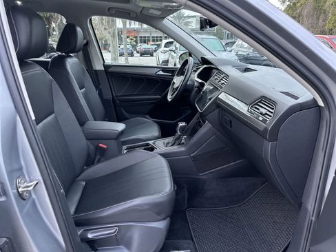 Used 2022 Volkswagen Tiguan SE w/ Panoramic Sunroof Package FWD image 17