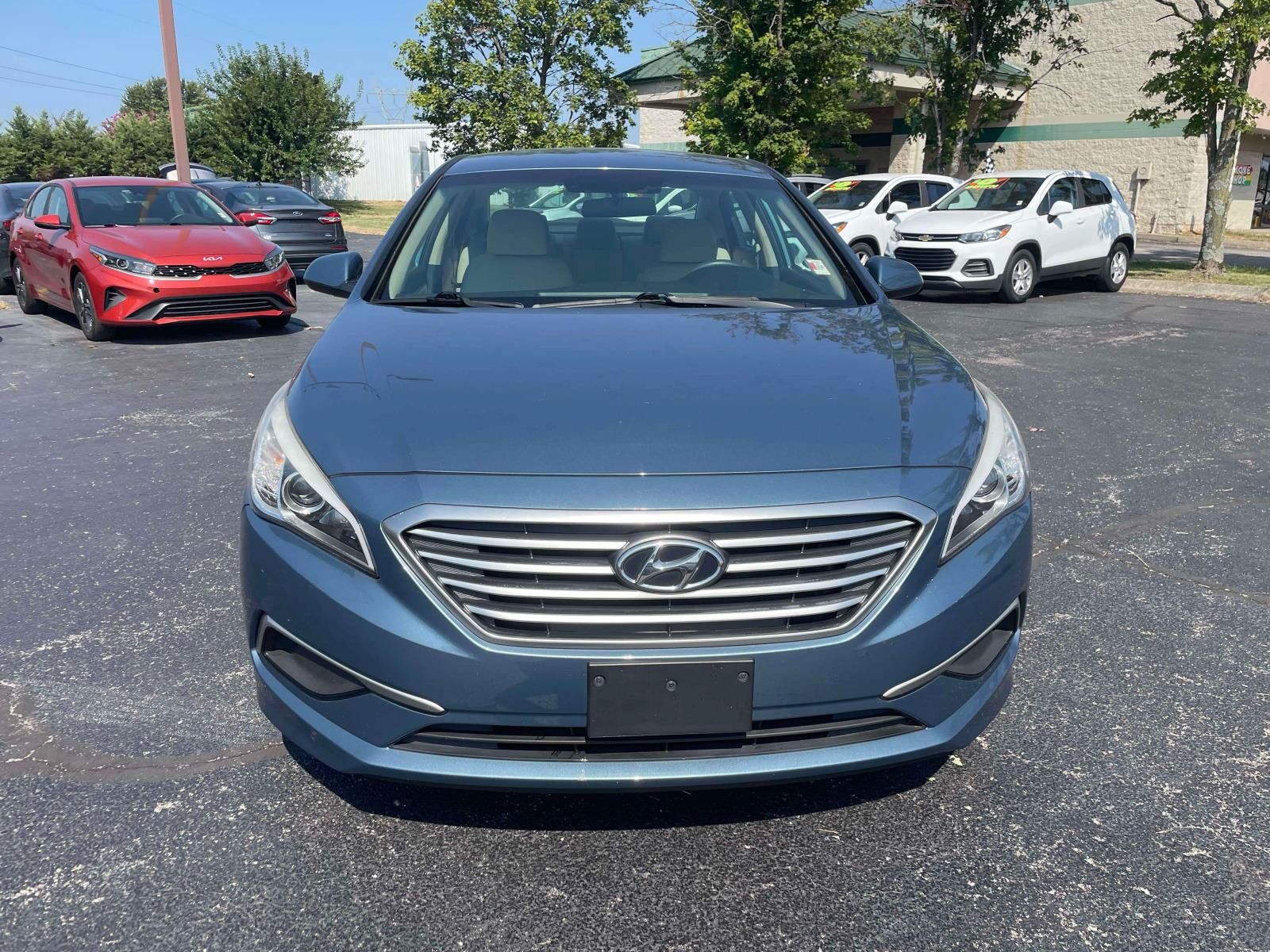 Used 2017 Hyundai Sonata SE FWD image 2