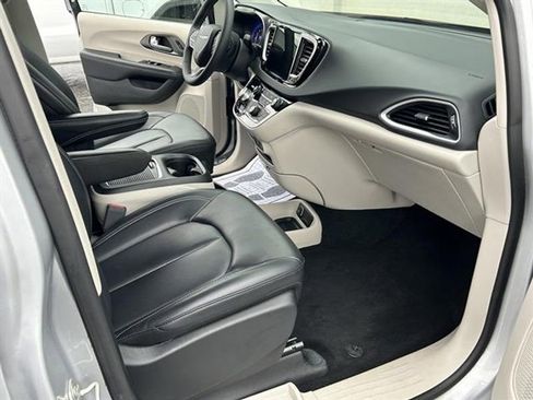 Used 2024 Chrysler Pacifica Touring-L image 18