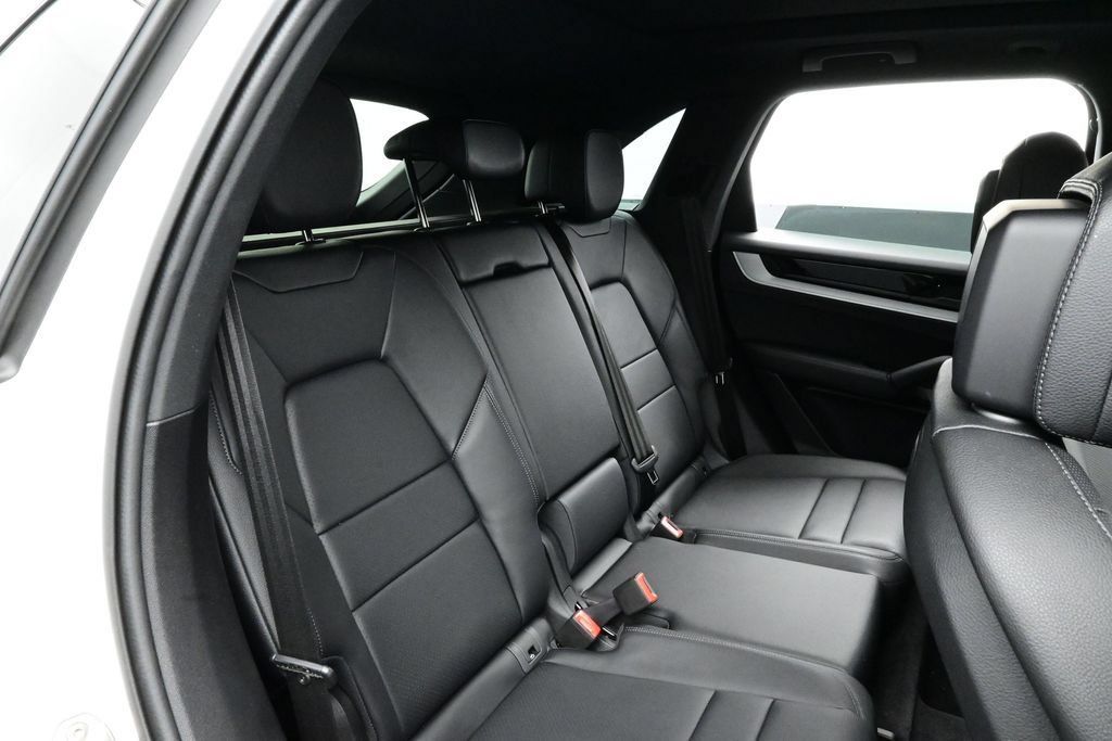 Certified 2024 Porsche Cayenne AWD/4WD image 16