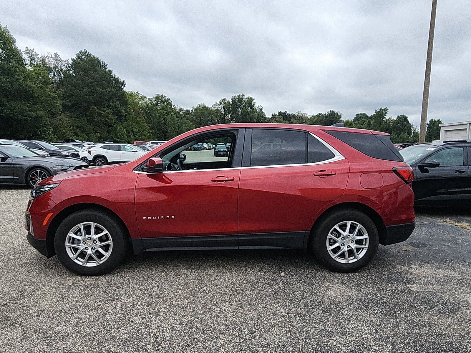 Used 2024 Chevrolet Equinox LT FWD image 2