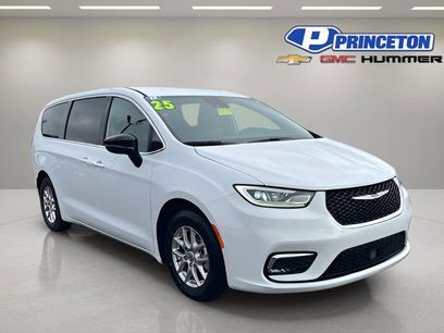Used 2025 Chrysler Pacifica Select