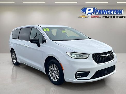 Used 2025 Chrysler Pacifica Select image 1