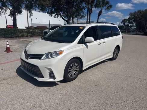 Used 2020 Toyota Sienna XLE w/ XLE Navigation Package image 1