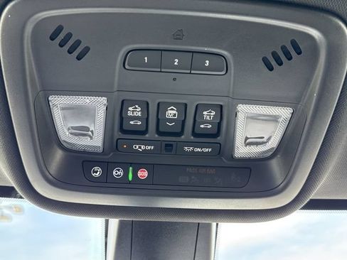 Used 2023 Chevrolet Traverse Premier FWD image 29