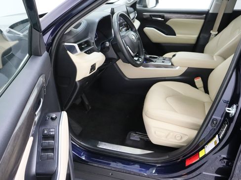 Used 2023 Toyota Highlander Limited FWD image 14