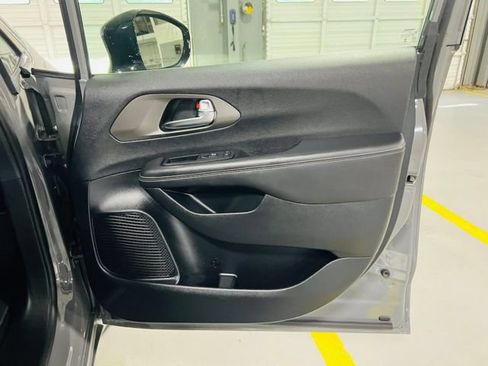 Used 2025 Chrysler Pacifica Select FWD image 34