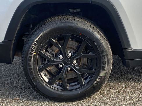 Used 2024 Jeep Grand Cherokee L Laredo image 11