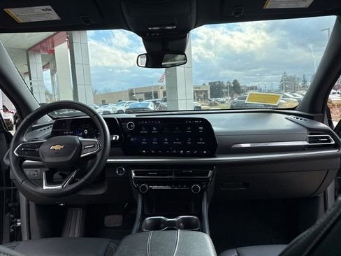 Used 2025 Chevrolet Traverse LT image 40