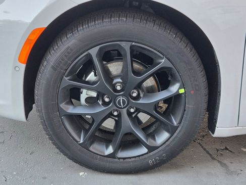 New 2026 Chrysler Pacifica Limited w/ Uconnect Theater Family Group image 26