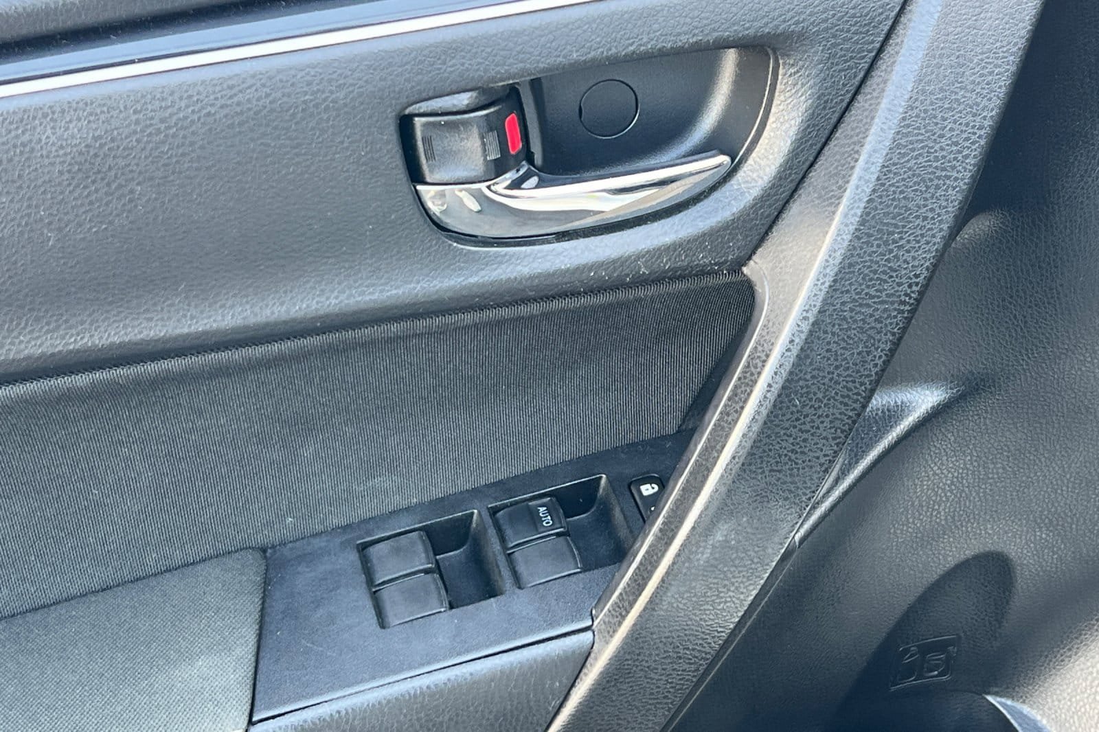 Used 2018 Toyota Corolla LE FWD image 11