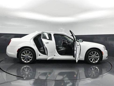 Used 2017 Chrysler 300 C w/ Safetytec Plus Group AWD/4WD image 38