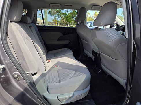 Used 2022 Toyota Highlander LE image 19