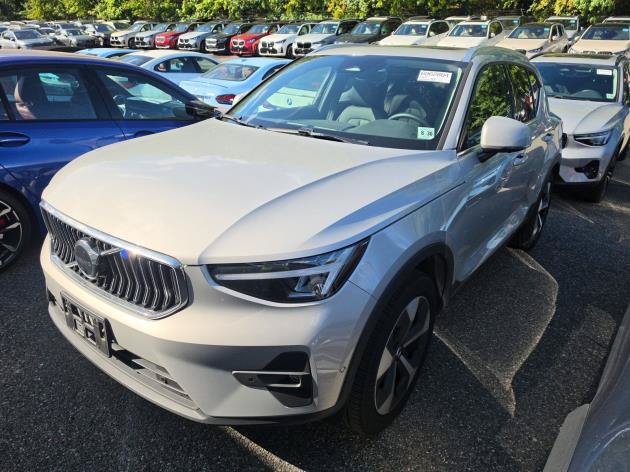 Used 2025 Volvo XC40 B5 Plus AWD/4WD image 2