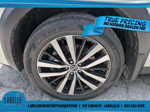 Used 2023 Nissan Pathfinder Platinum w/ Black Appearance Package AWD/4WD image 9