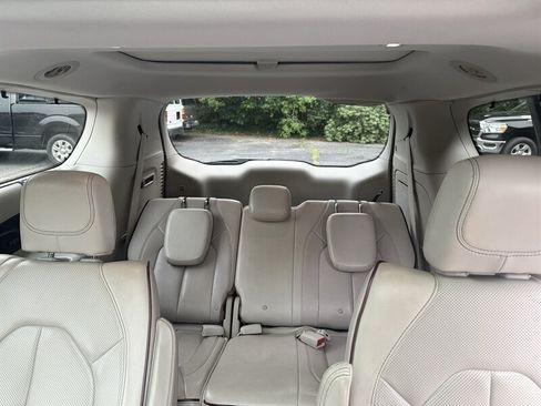 Used 2017 Chrysler Pacifica Limited FWD image 15