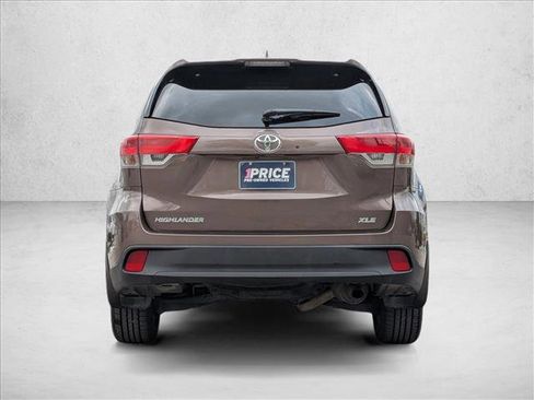 Used 2017 Toyota Highlander XLE FWD image 6