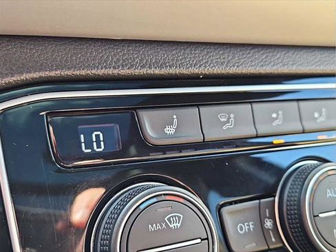 Used 2022 Volkswagen Atlas Cross Sport SEL R-Line AWD/4WD image 28