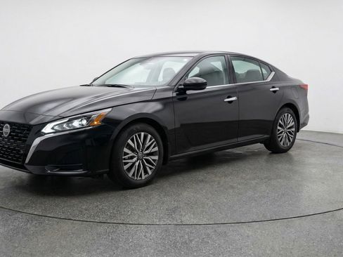 Used 2025 Nissan Altima 2.5 SV image 3