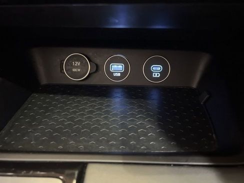 Used 2025 Genesis G70 2.5T image 28