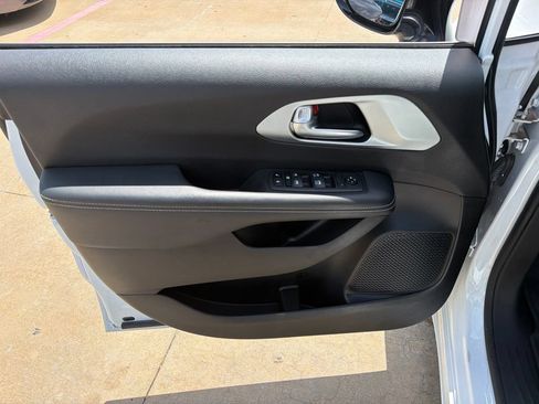 Used 2024 Chrysler Pacifica Touring FWD image 12