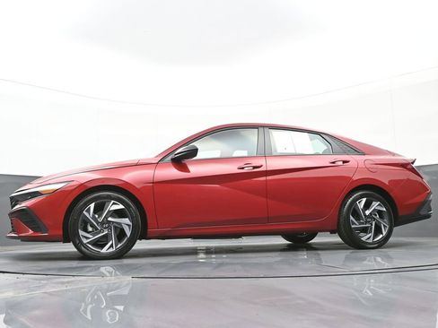 Certified 2025 Hyundai Elantra Sport image 46