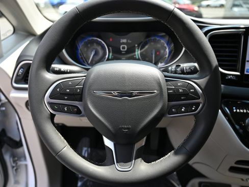 Used 2024 Chrysler Pacifica Touring-L FWD image 23