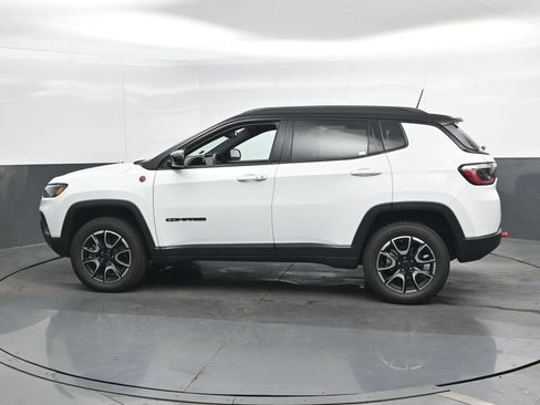 Used 2025 Jeep Compass Trailhawk AWD/4WD image 9