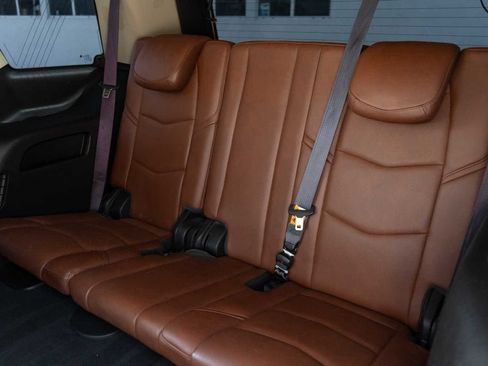 Used 2017 Cadillac Escalade Premium Luxury RWD image 18